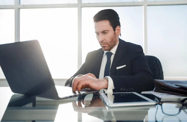 Close up.businessman sentado na mesa do escritório — Fotografia de Stock