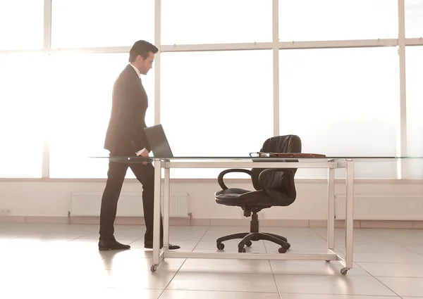 Moderner Geschäftsmann in einem geräumigen Büro — Stockfoto
