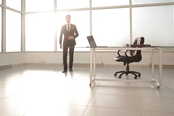 Moderner Geschäftsmann steht in einem hellen Büro — Stockfoto
