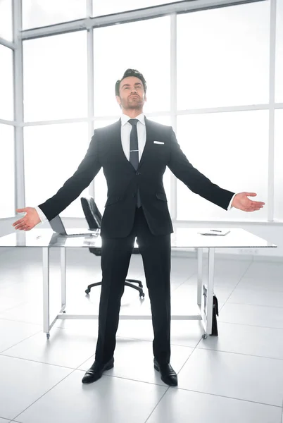 Biznesmenem stoi w jego biurze — Zdjęcie stockowe