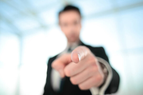 серьезный босс, указывающий на вас
.