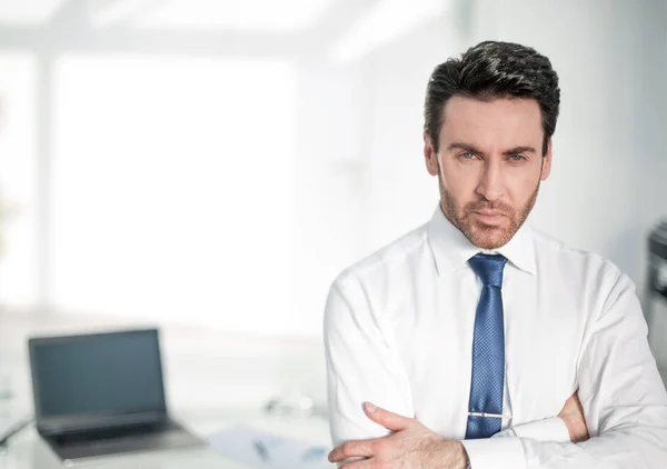 Gros plan. Cher homme d'affaires debout dans le bureau . — Photo