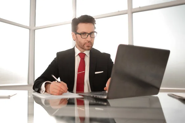 Stäng up.businessman sitter vid sitt skrivbord — Stockfoto