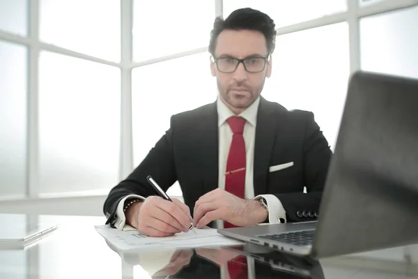 Stäng up.businessman arbeta med dokument på sitt skrivbord — Stockfoto