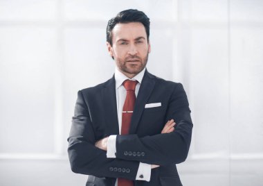 büyük ofis rüzgar duran yakın up.confident iş adamı