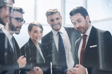 çalışanlara comp yeni strateji açıklayan işadamı