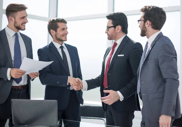 Handshake parceiros de negócios em pé no escritório . — Fotografia de Stock