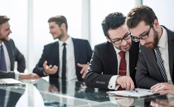 Colegas de negócios discutindo documentos financeiros . — Fotografia de Stock