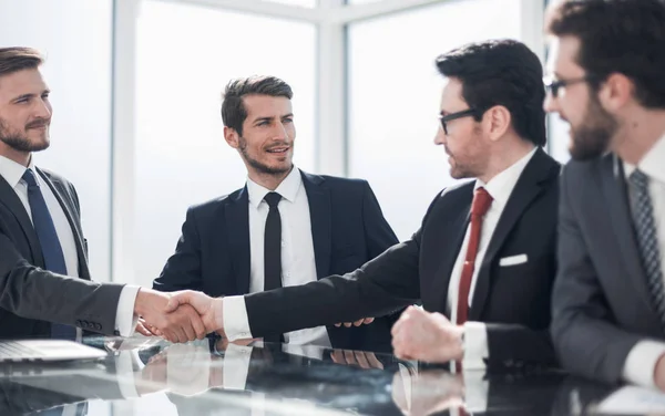 Apretón de manos de los socios comerciales en una reunión en la oficina — Foto de Stock