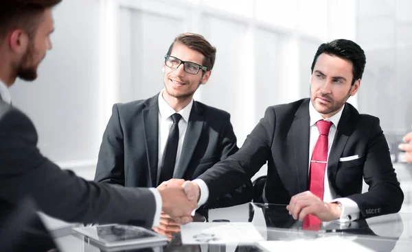 Handshake partnerów biznesowych przy biurku. — Zdjęcie stockowe
