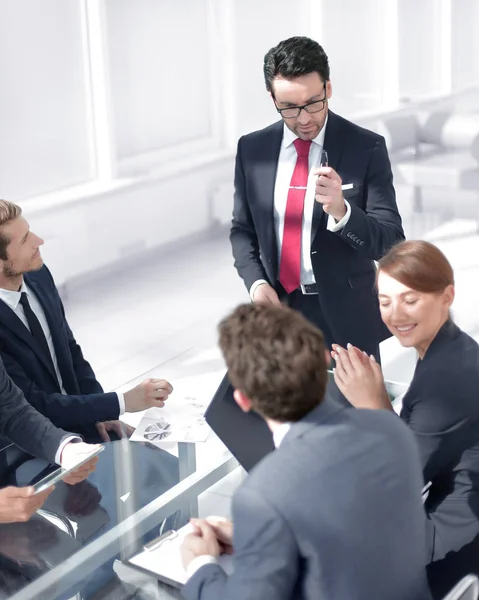 Empresario explicando algo a los empleados de la empresa — Foto de Stock