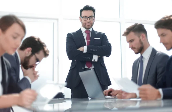 Geschäftsmann und Business-Team arbeiten an einem neuen Business-Projekt — Stockfoto