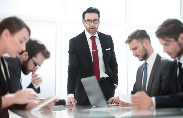 Equipe de negócios discutindo problemas em novo projeto . — Fotografia de Stock