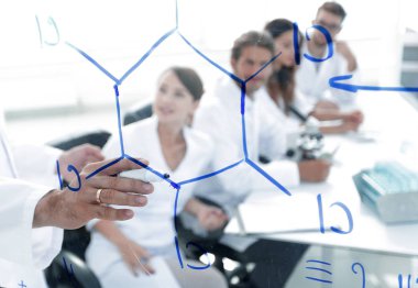 Camın arkasından. Laboratuarda blackboard yakın duran bir bilim adamı.