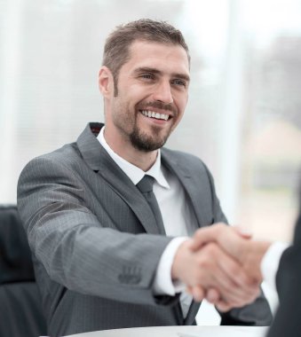 portre .handshake iş ortakları masanın üstünde