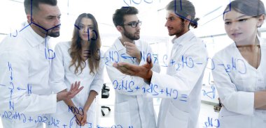bir grup laboratuvar çalışanı.