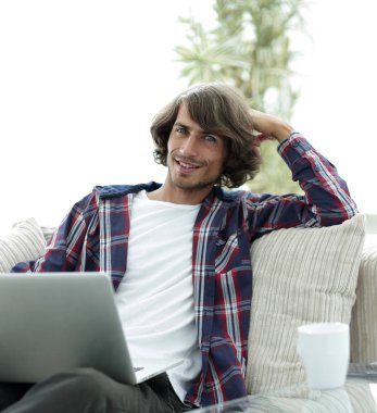 ciddi adam çalışma oturma yakınındaki masaüstüne.