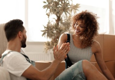 Birbirimizi beş yeni bir ev ile veren genç Çift