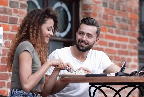 Junges Paar genießt Kaffee in einem Straßencafé und lacht — Stockfoto