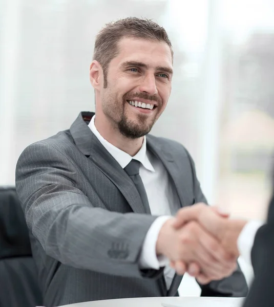 Primer plano .handshake de los socios comerciales por encima del escritorio — Foto de Stock