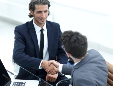 portre. bir ofiste iş el sıkışma.