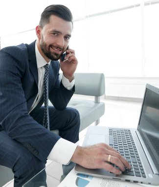 bir meslektaşım bir modern telefon aracılığıyla iş onarma işadamı