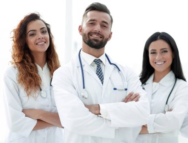 Tıp doktorları grubu. Beyaz arkaplanda izole.