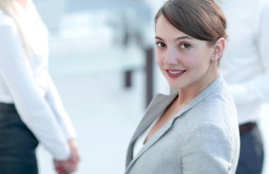 Kendine güvenen iş kadını arka plan bulanık Office.