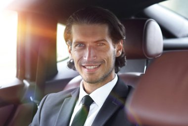 rahat bir arabada oturan işadamı