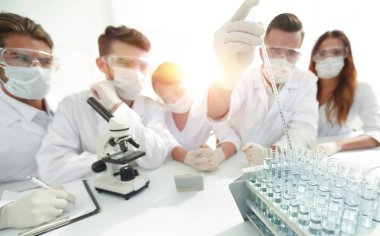 Kimyasal laboratuvar çalışması sırasında bilim adamları