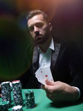 Kazanan ve elinde as tutan mutlu poker oyuncusu