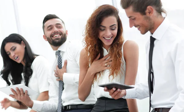 Colegas de negocios con una tableta . —  Fotos de Stock