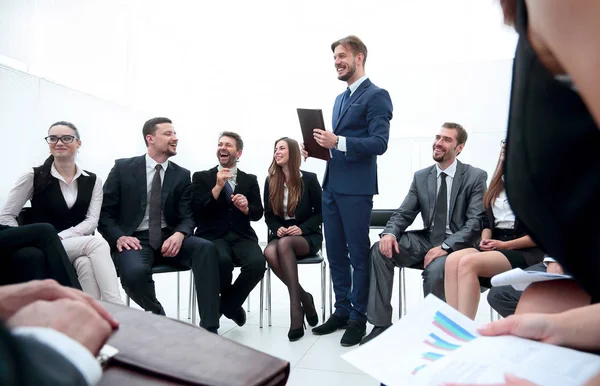 Coach lidera la sesión con el equipo de negocios . — Foto de Stock