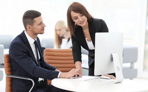 Mitarbeiter sitzen hinter einem Schreibtisch im Büro — Stockfoto