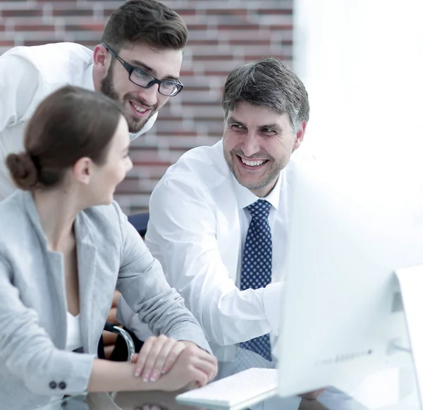 Vänliga business-team på kontoret — Stockfoto