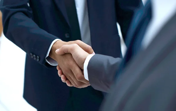 Imagem cortada de empresários apertando as mãos — Fotografia de Stock