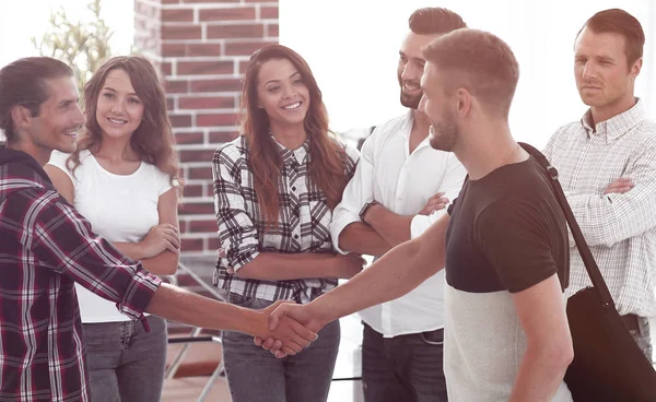 Handshake Manager e cliente in ufficio . — Foto Stock