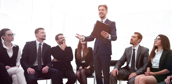 Equipo de negocios aplaudiendo al entrenador — Foto de Stock