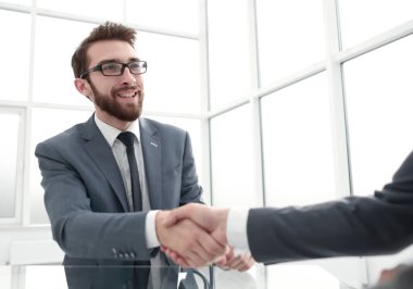 ofiste masanın üzerinde karşılıklı iş ortakları