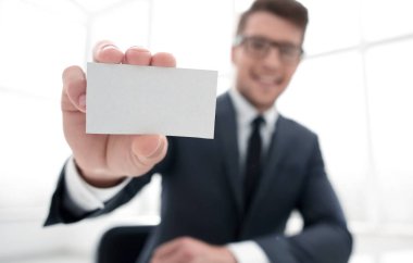 İş adamı boş kartvizit gösteriyor