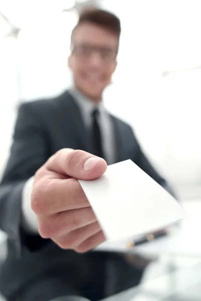 Empresário entregando-lhe seu cartão de visita — Fotografia de Stock