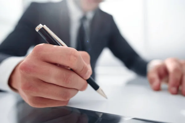 Close up .businessman signing contract — стоковое фото