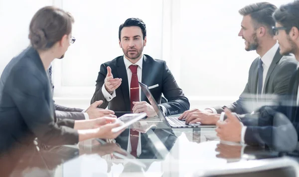 Equipe de negócios discutindo um novo projeto sentado na mesa — Fotografia de Stock