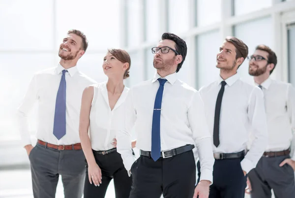 Equipe de negócios bem sucedida olhando para o espaço de cópia — Fotografia de Stock