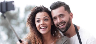 Erkek ve dişi bir kasabada motorlu scooter.