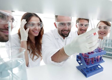 bilim adamları ve laboratuvarda çalışan Eczacılar grubu