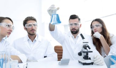 Birlikte laboratuarda çalışan bilim adamlarının ekip