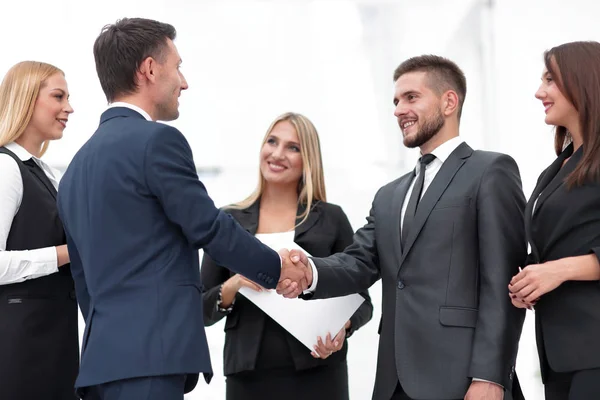 Obchodní tým handshake a obchodní partneři — Stock fotografie