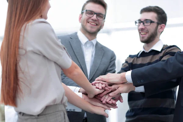 Business team stående gå med händerna tillsammans — Stockfoto