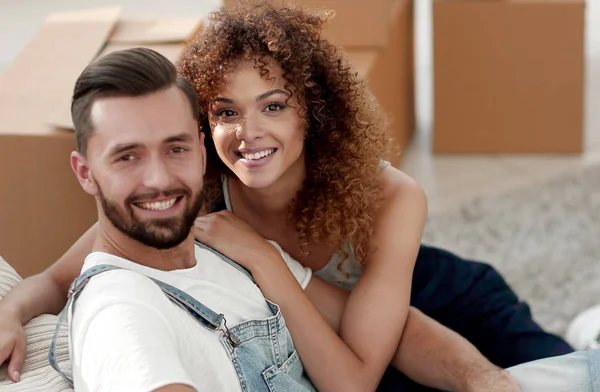 Jeune couple dans un nouvel appartement. Concept de bien-être — Photo